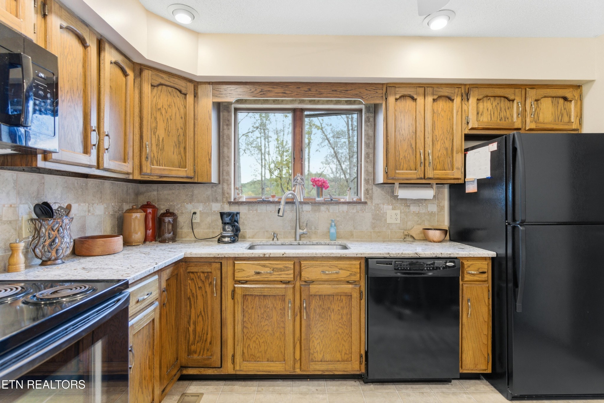 122 Fox Hunter Road Maynardville, TN 37807 - Photo 19 of 60 a kitchen with stainless steel appliances granite countertop a sink stove and refrigerator