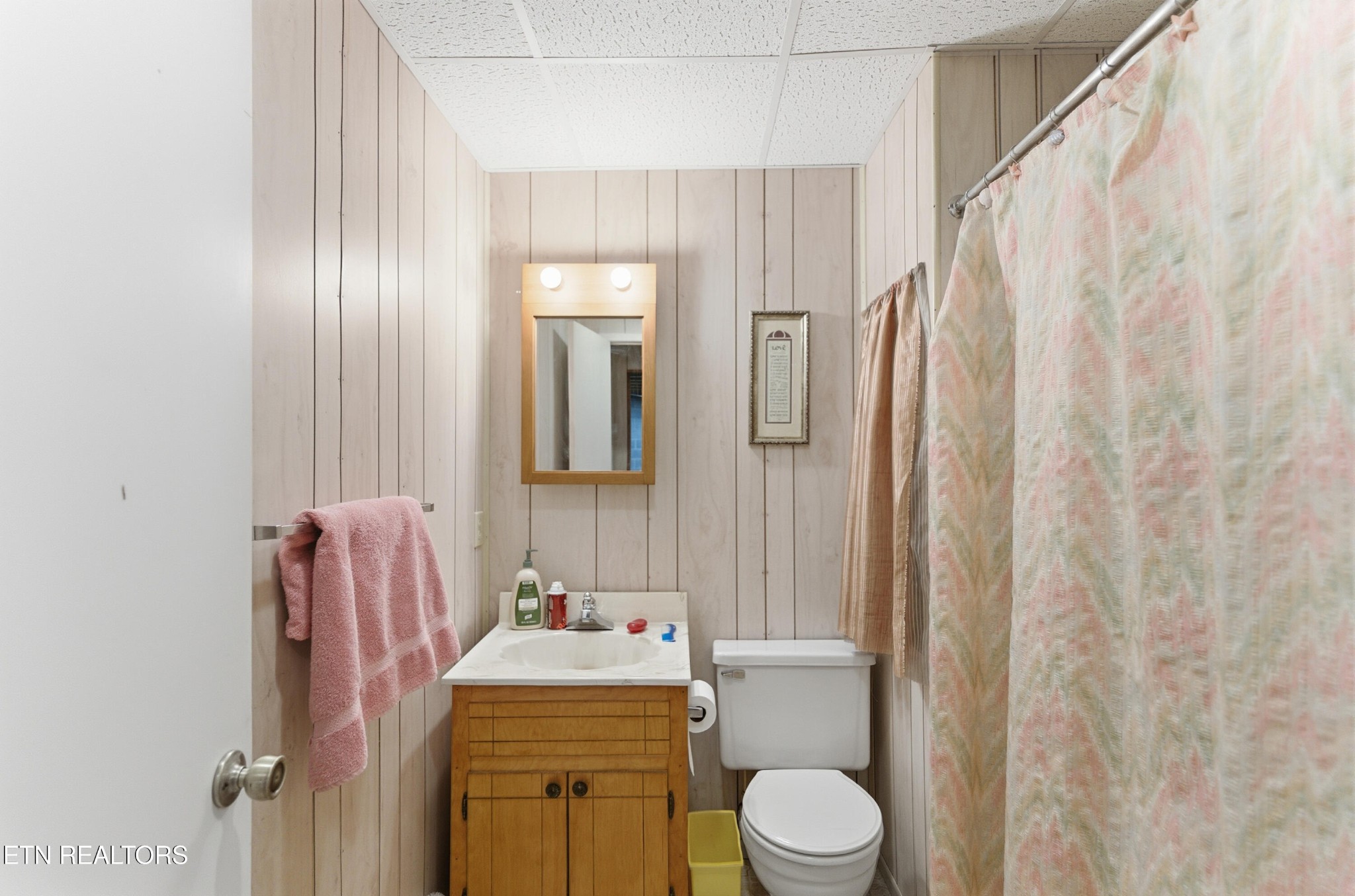 122 Fox Hunter Road Maynardville, TN 37807 - Photo 35 of 60 a bathroom with a sink toilet and shower