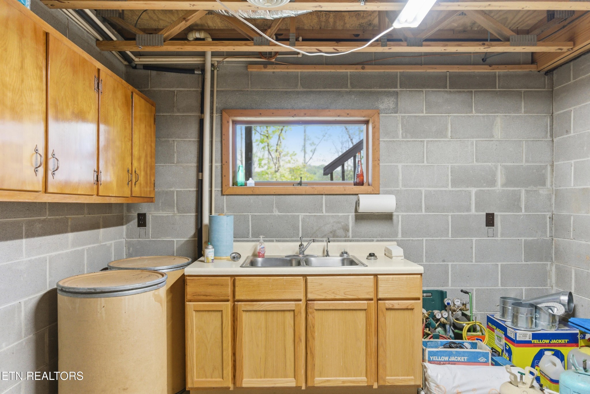 122 Fox Hunter Road Maynardville, TN 37807 - Photo 40 of 60 a bathroom with a sink and a washing machine