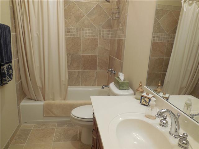 7100 Dale Ridge Road, Unit D4 Lancaster, TN 38569 - Photo 14 of 16 Hall bath for guests or 2nd bedroom has beautiful tile!