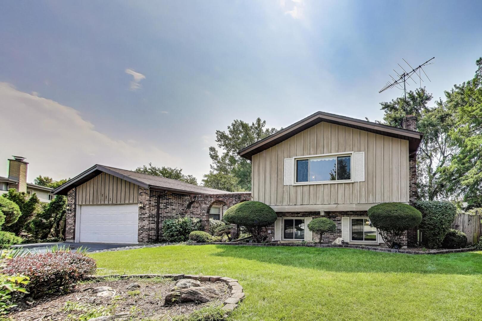 823 Cambridge Row Addison, IL 60101 - Photo 3 of 46