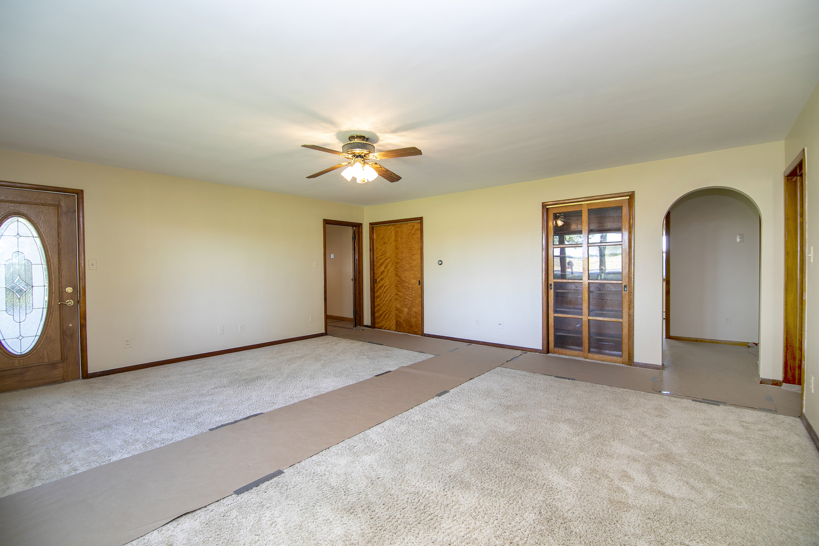 76 South 7000W Road Kankakee, IL 60901 - Photo 5 of 18 an empty room with windows and closet