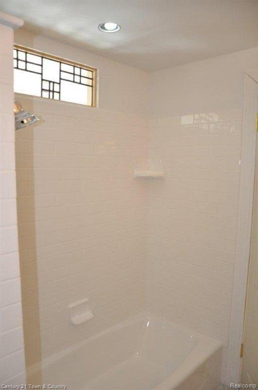 6026 Deguise Court Rochester, MI 48306 - Photo 16 of 25 renovated full bath