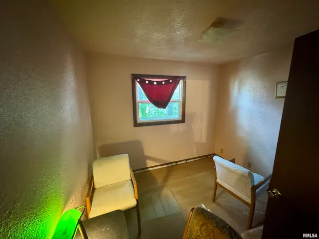 $39,000 | 212 West Sylvia Avenue, Christopher, IL 62822