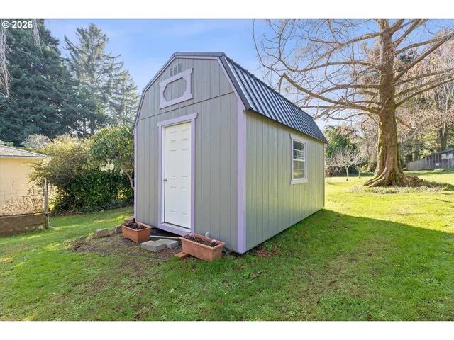 a view of a back yard of the house