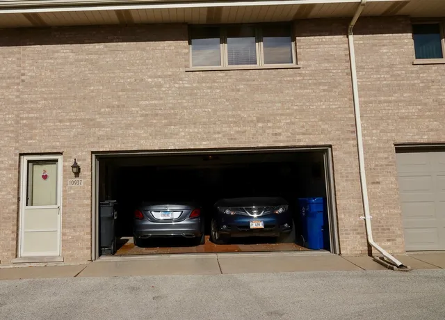 $294,500 | 10937 California Court, Orland Park, IL 60467