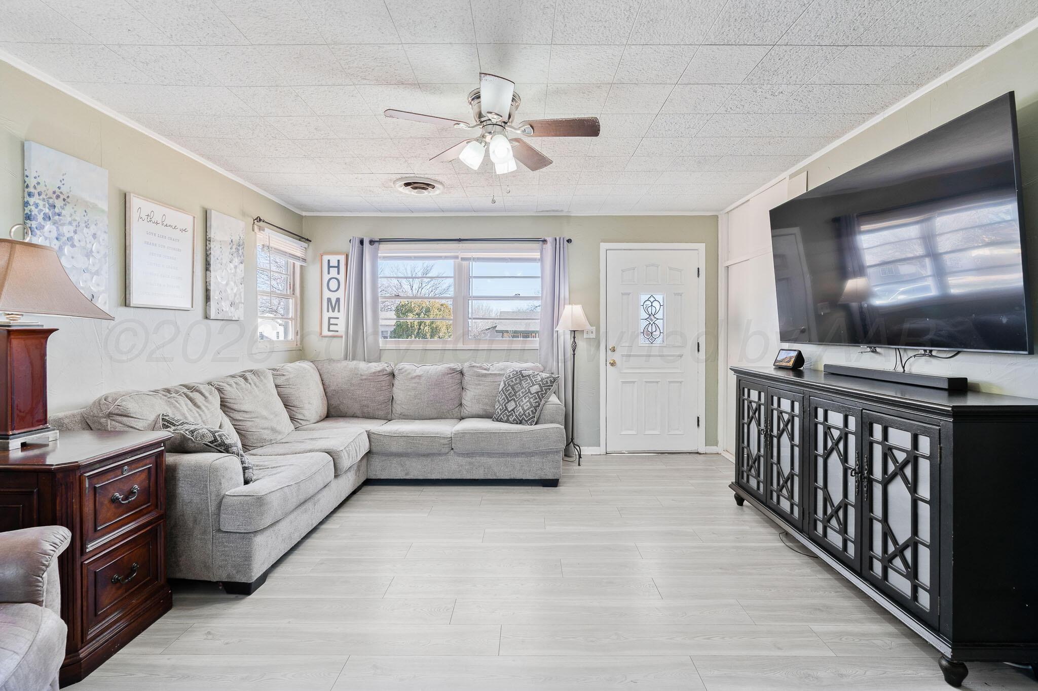5026 Crockett Street Amarillo, TX 79110 - Photo 4 of 16 Living Area view 2