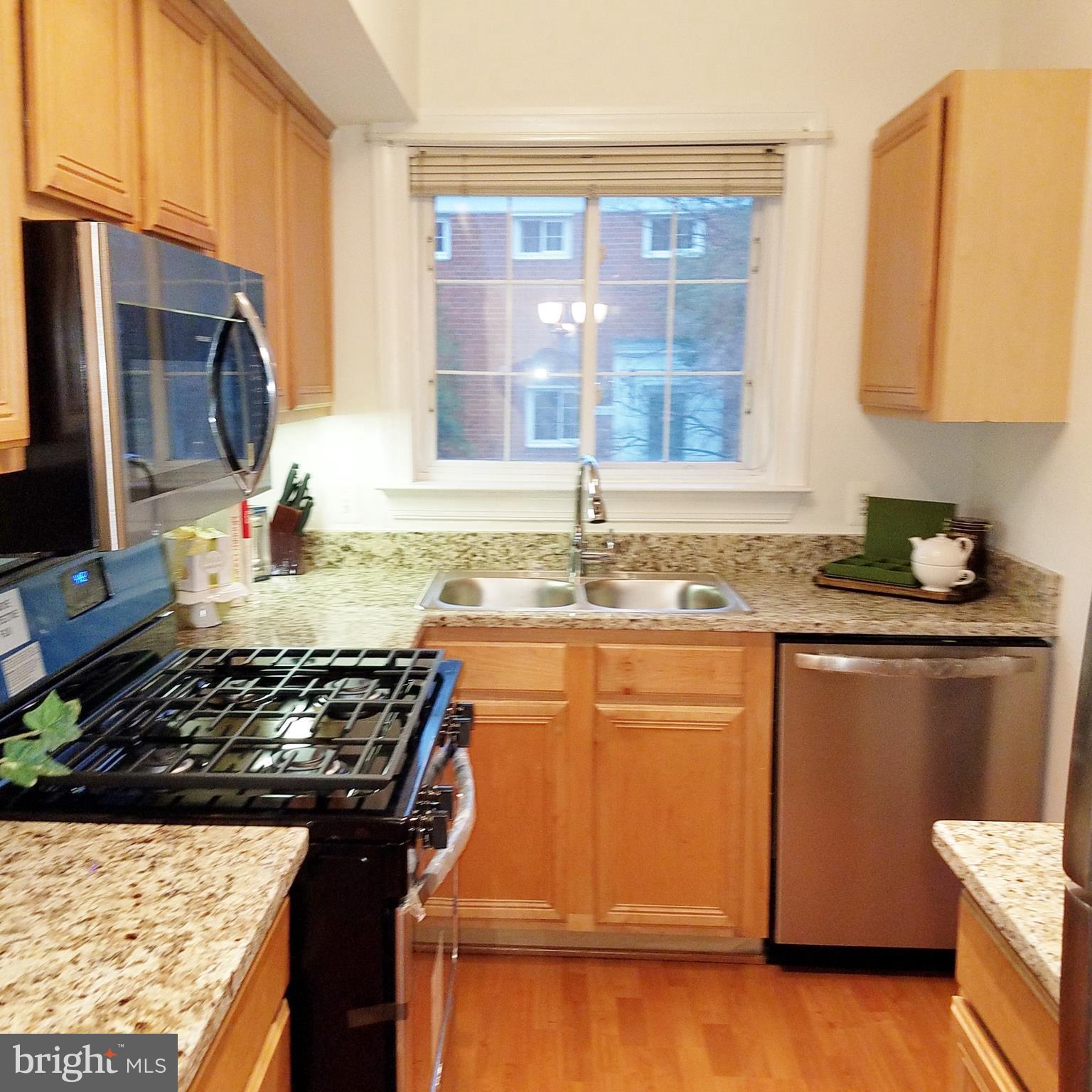 3221 Gunston Road, Unit 108 Alexandria, VA 22302 - Photo 2 of 20 Kitchen