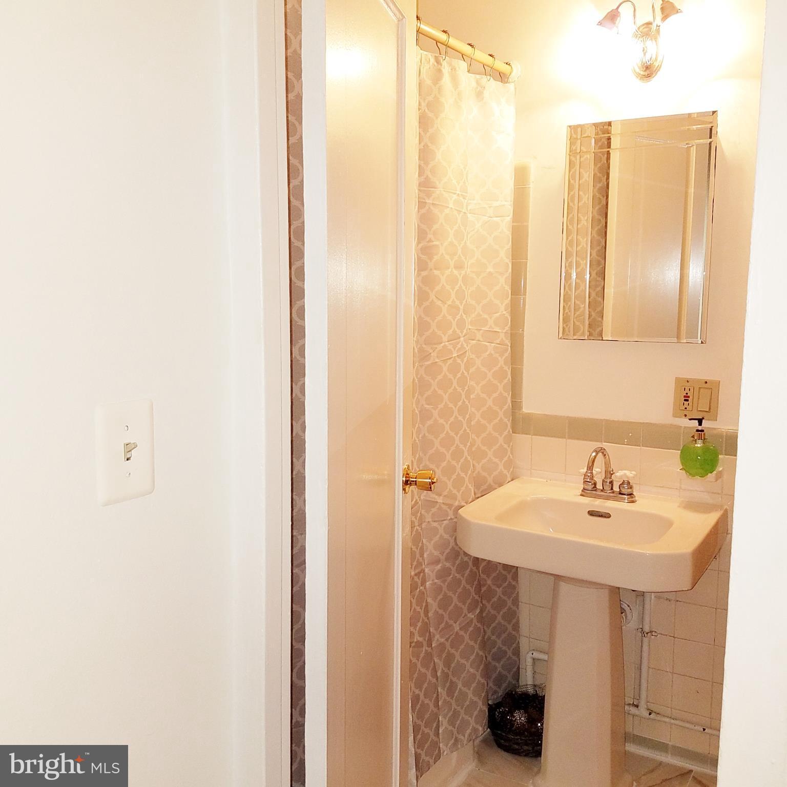 3221 Gunston Road, Unit 108 Alexandria, VA 22302 - Photo 8 of 20 Bath