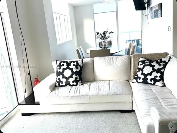 $3,999 | 253 Northeast 2nd Street, Unit 3903, Miami, FL 33132