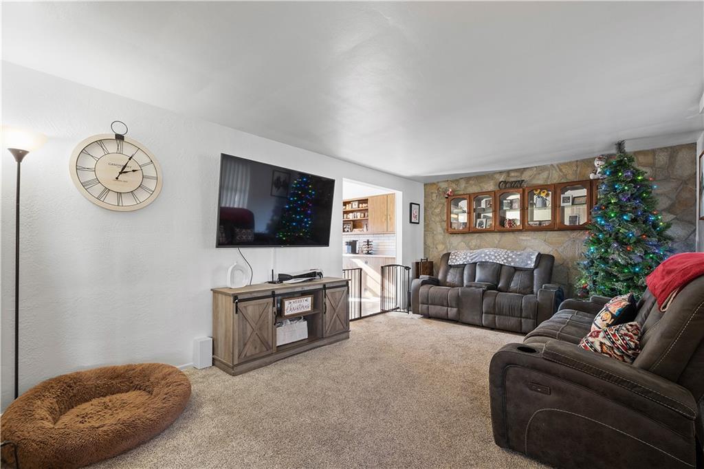 408 Pointview Road Pittsburgh, PA 15227 - Photo 3 of 29 Gallery Image 3