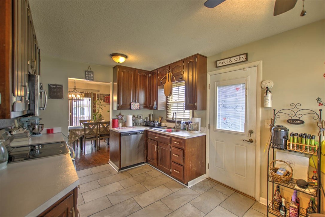 4150 North Sunderland Drive Decatur, IL 62526 - Photo 11 of 28
