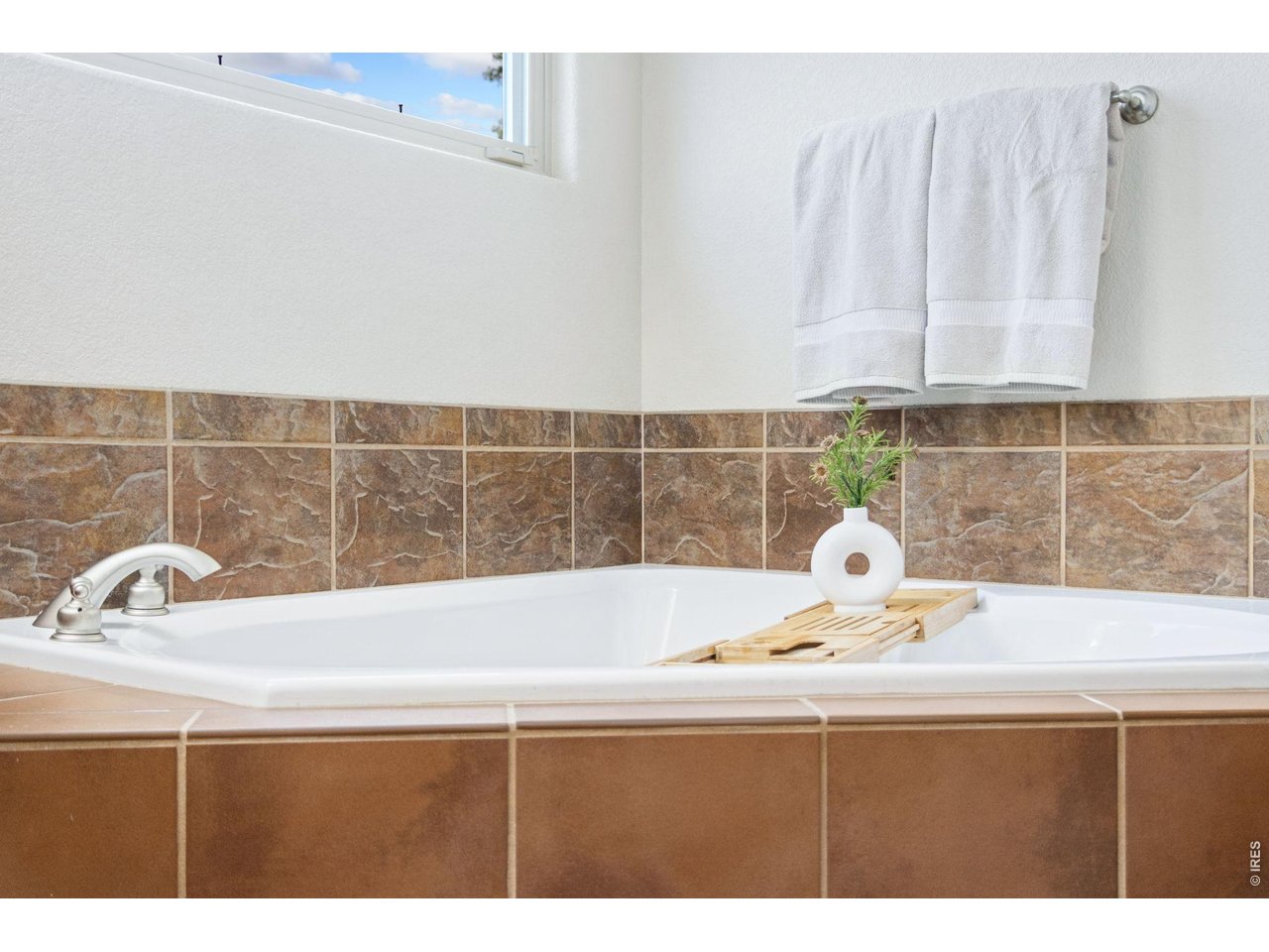4226 Rolling Gate Road Fort Collins, CO 80526 - Photo 18 of 37 Primary bath soaking tub.