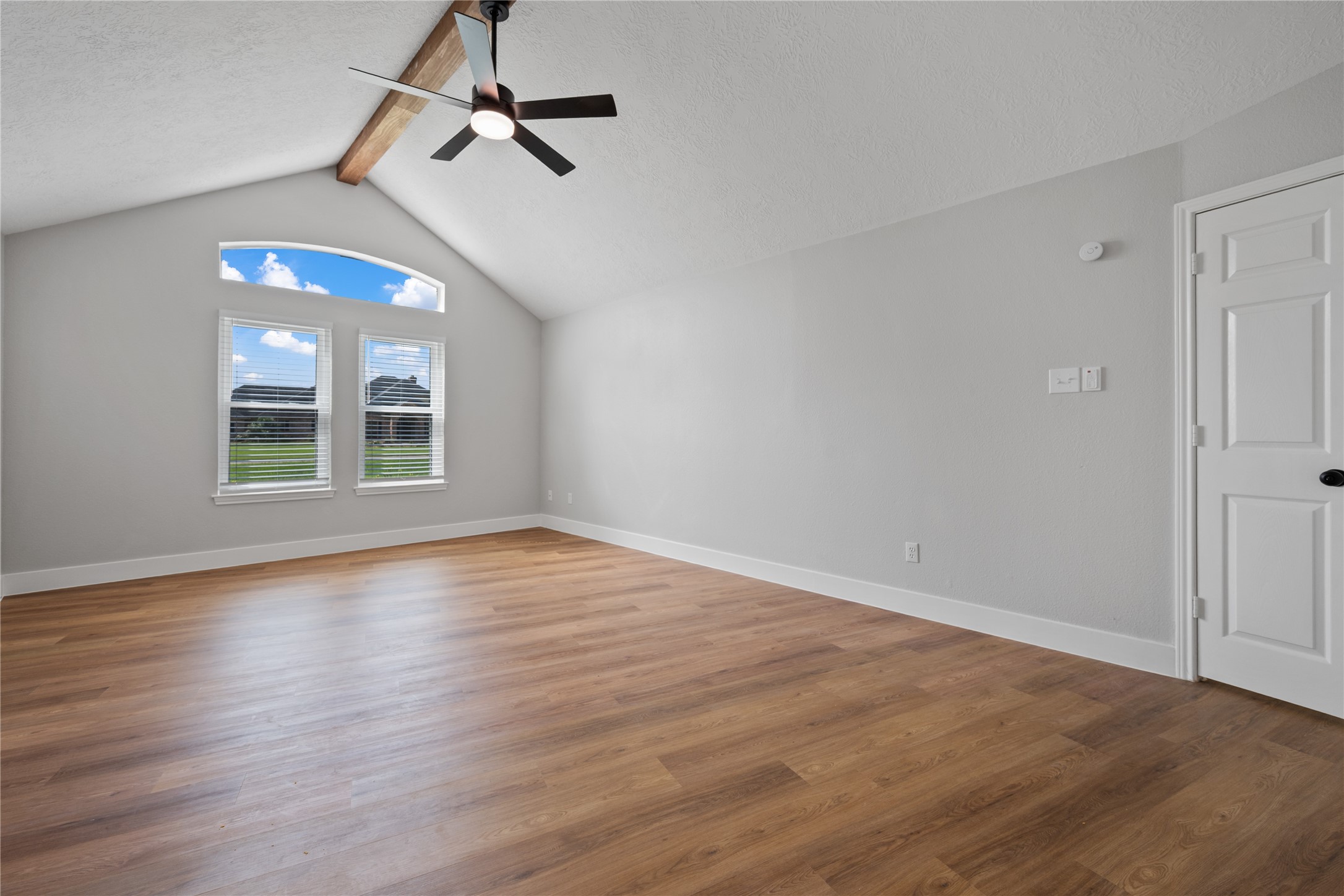 9035 Water Point Drive Beach City, TX 77523 - Photo 25 of 36 Primary bedroom with vaulted ceiling
