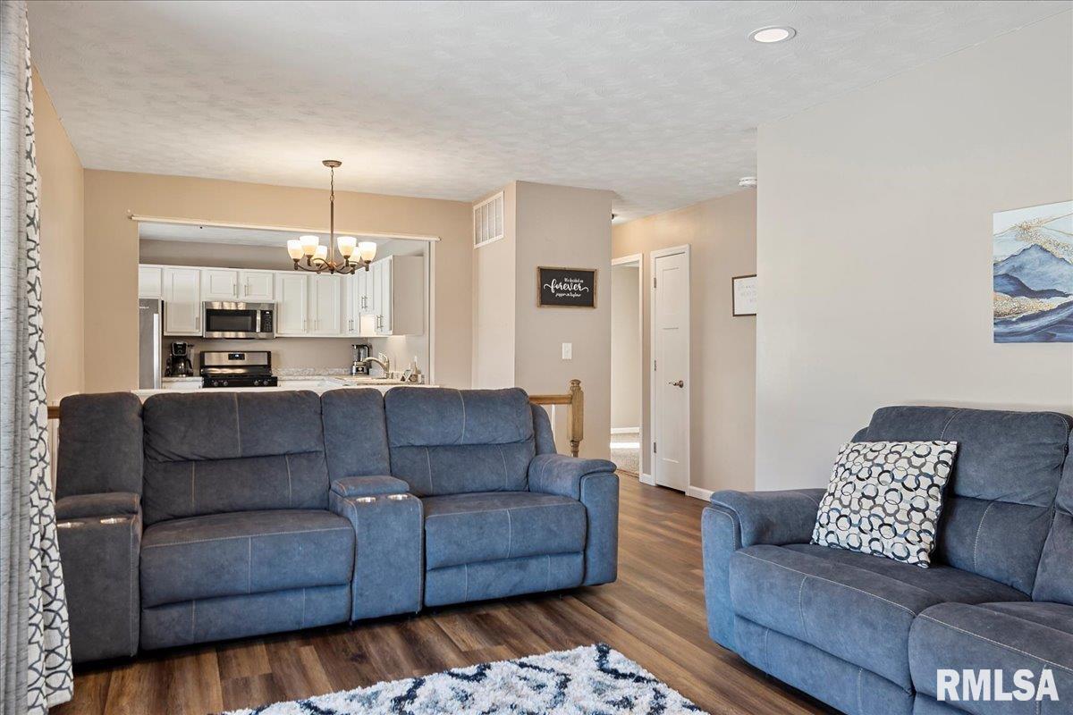 2416 Stokebridge Road Springfield, IL 62702 - Photo 7 of 31