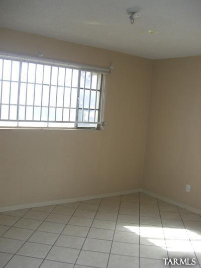 540 East Grant Road Tucson, AZ 85705 - Photo 4 of 5 a view of an empty room with a window