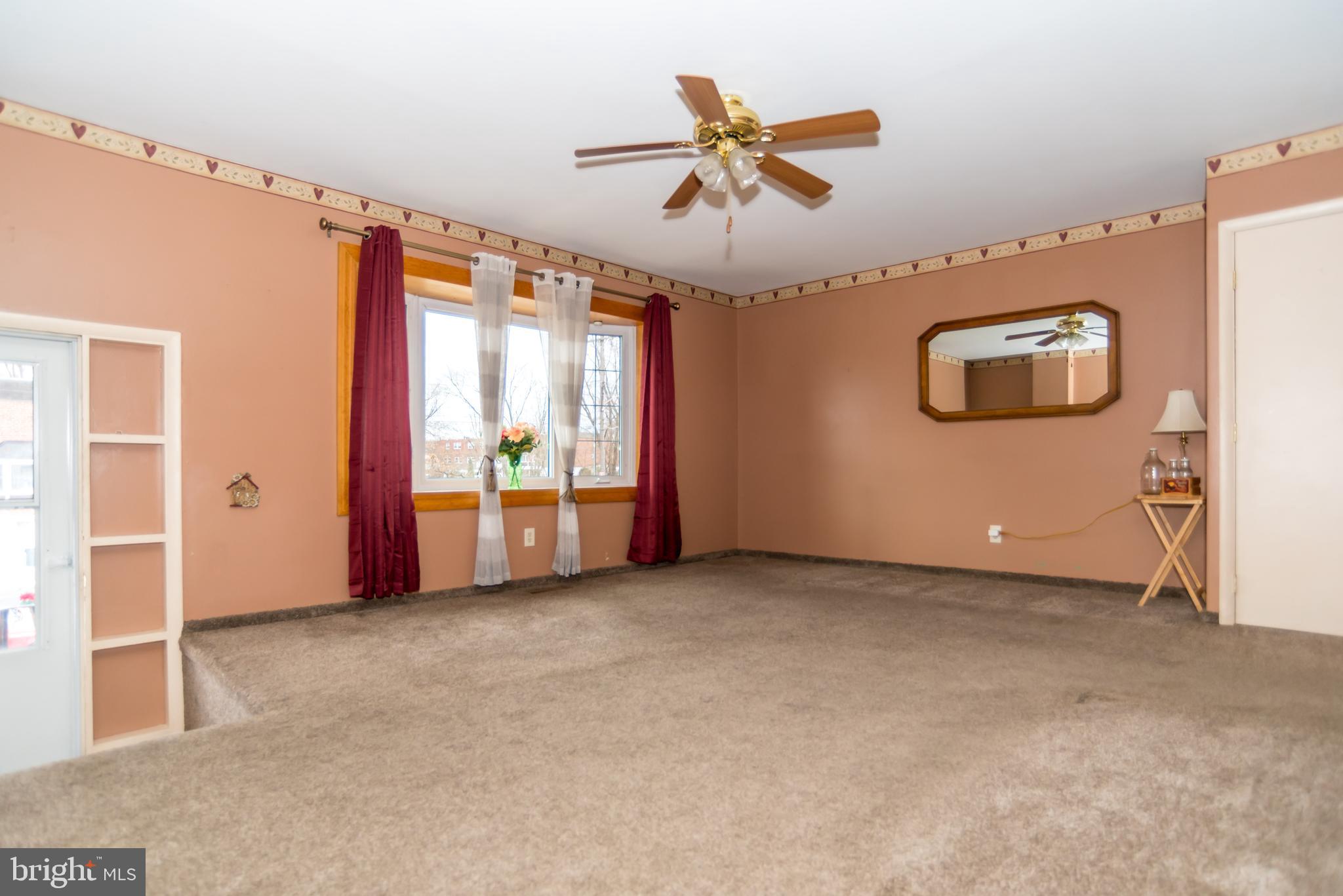 12406 Dunks Ferry Road Philadelphia, PA 19154 - Photo 2 of 28 Bright Livingroom