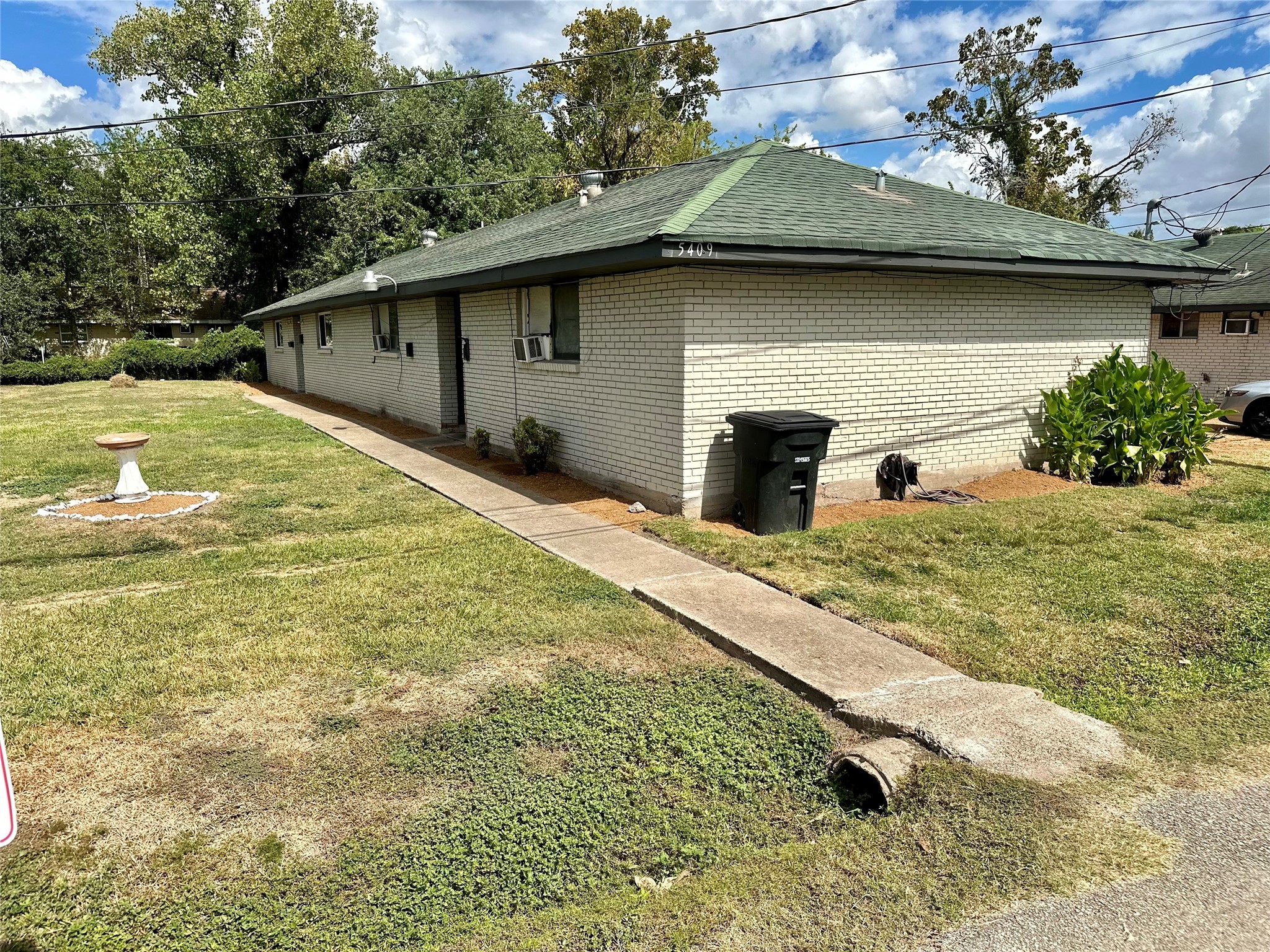 5409 Suez Street, Unit 4 Houston, TX 77020 - Photo 17 of 19 a backyard of a house with lots of green space