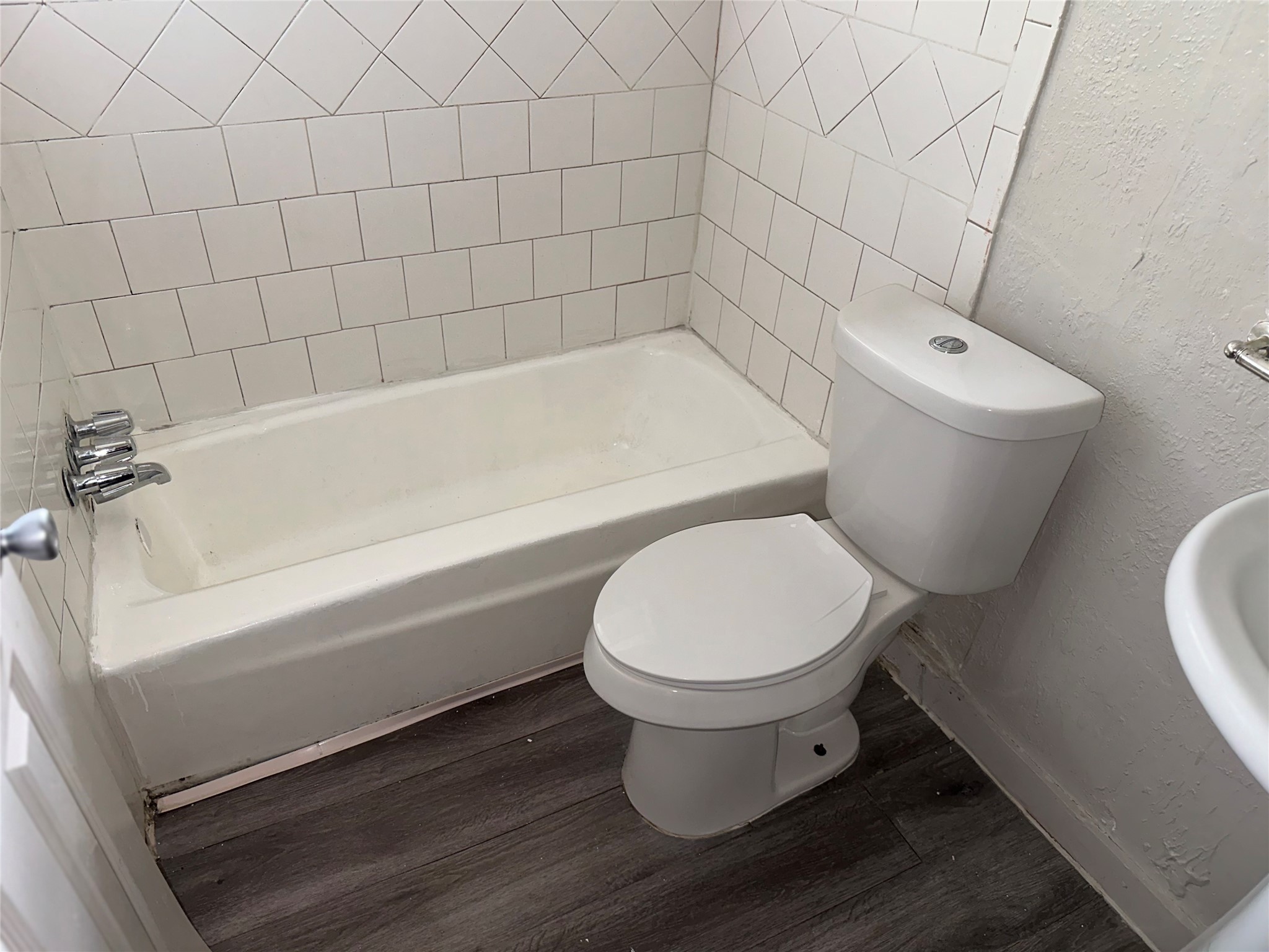 5409 Suez Street, Unit 4 Houston, TX 77020 - Photo 10 of 19 a bathroom with a toilet and a bathtub