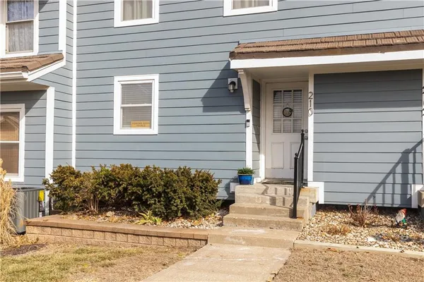 $295,000 | 210 Northeast Bayview Drive, Lee's Summit, MO 64064