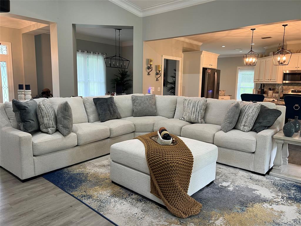 5270 Quad J Road Shreveport, LA 71107 - Photo 3 of 18 a living room with furniture and a couch