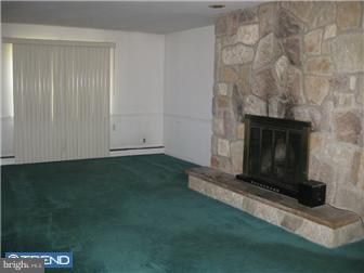 1575 Kearsley Road Sicklerville, NJ 08081 - Photo 3 of 5 Living Room