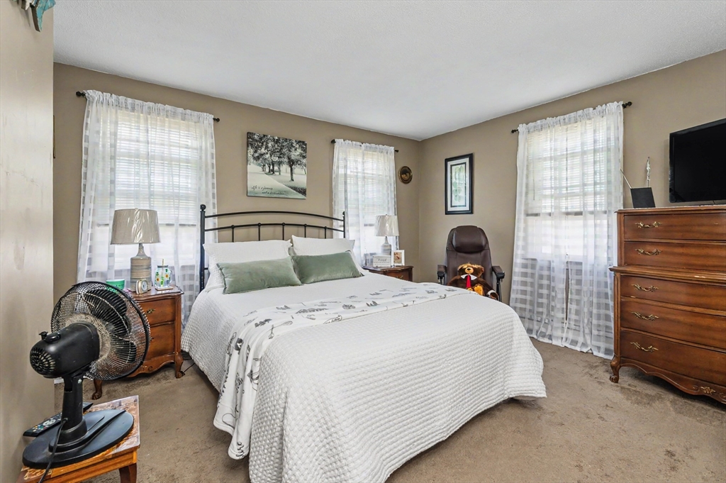 286 Pleasant Street Lowell, MA 01852 - Photo 13 of 38