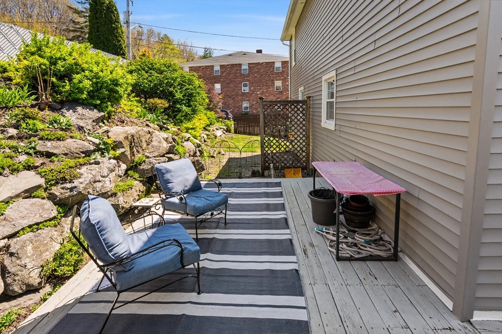 286 Pleasant Street Lowell, MA 01852 - Photo 3 of 38