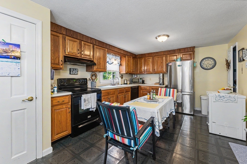 286 Pleasant Street Lowell, MA 01852 - Photo 5 of 38