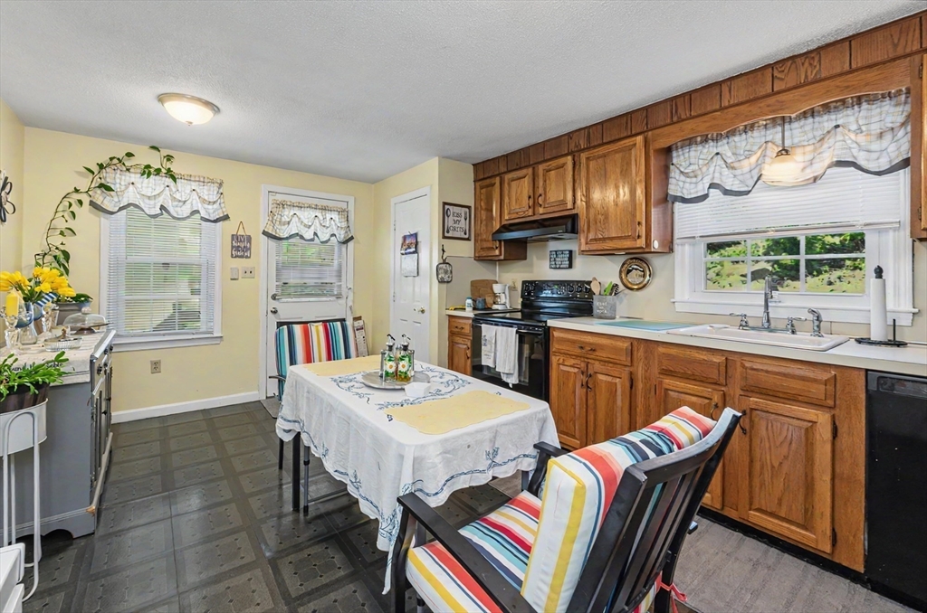 286 Pleasant Street Lowell, MA 01852 - Photo 8 of 38