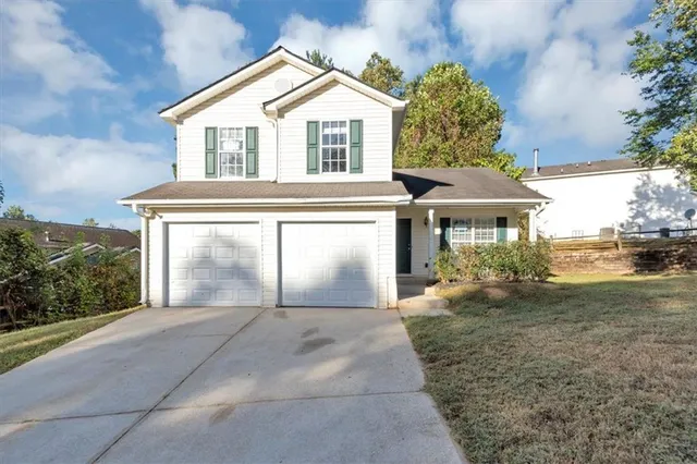 a view of a house with backyard and garden