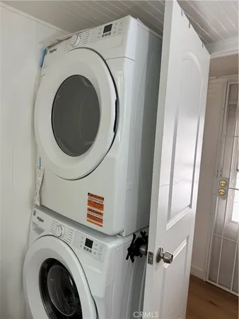 a close up view of a washer and dryer