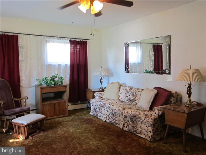 2834 Neptune Road Philadelphia, PA 19154 - Photo 9 of 25 Family Room