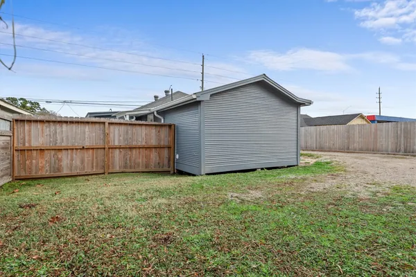 a view of a backyard