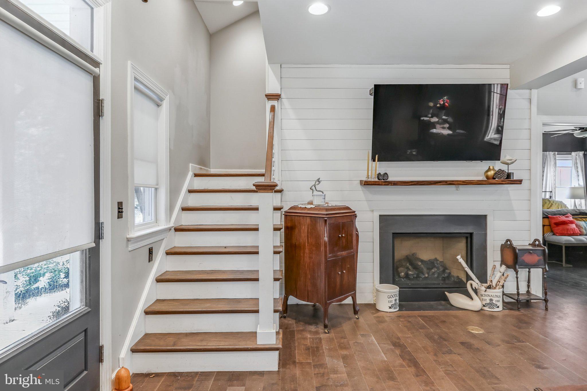 6 Maple Grove Road Mohnton, PA 19540 - Photo 2 of 55 Inviting entryway with modern charm.