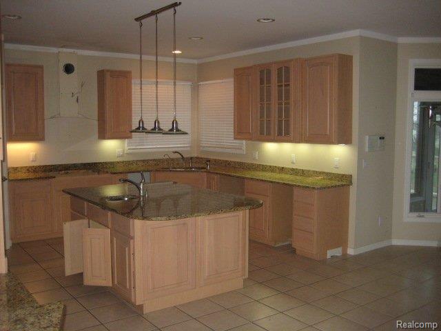 6811 OAKHURST RIDGE CLARKSTON MA