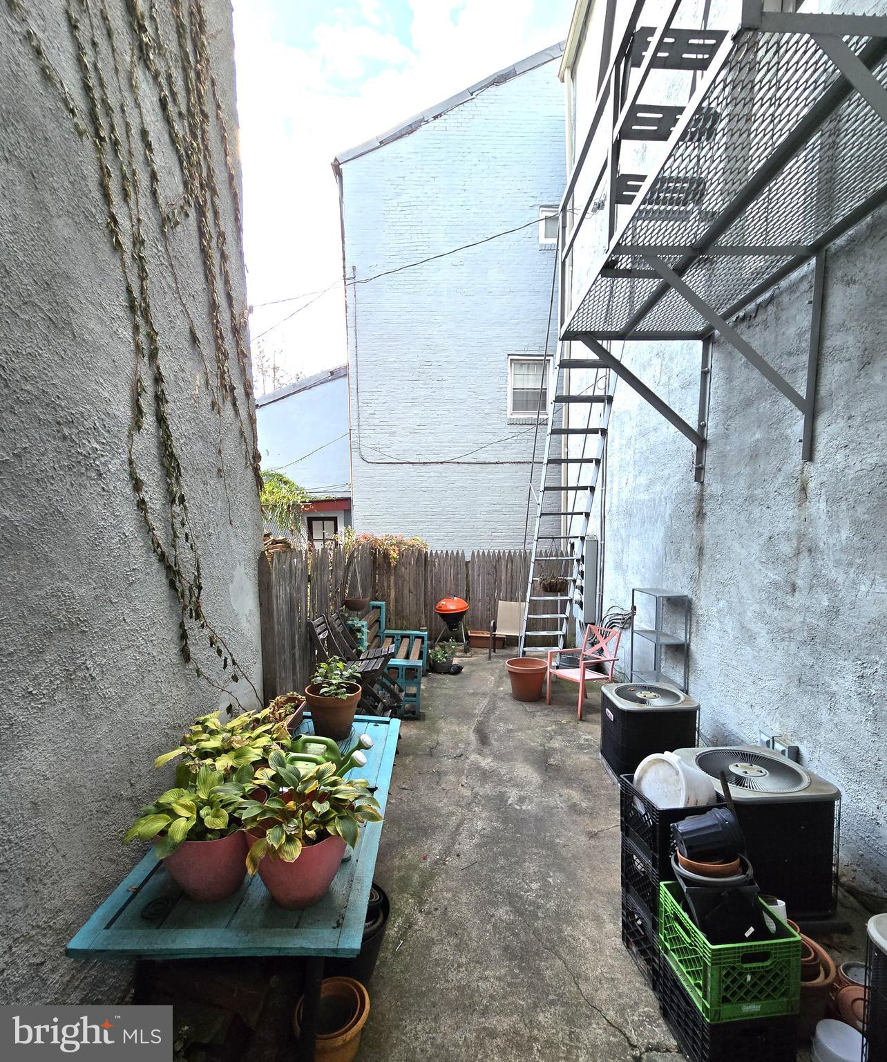 401 South Eden Street Baltimore, MD 21231 - Photo 6 of 6 a view of a chairs and table in a patio