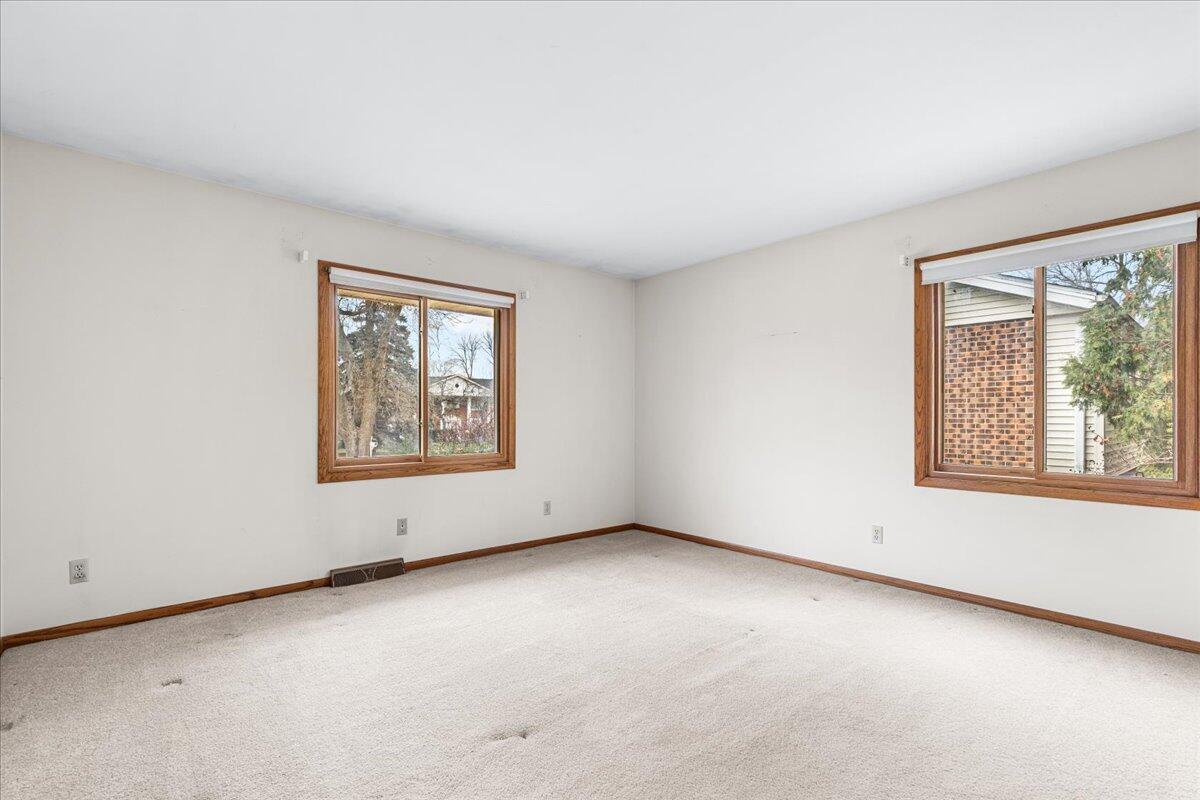 7525 North Redwood Road Glendale, WI 53209 - Photo 15 of 29 13'8" x 12'9" Bedroom