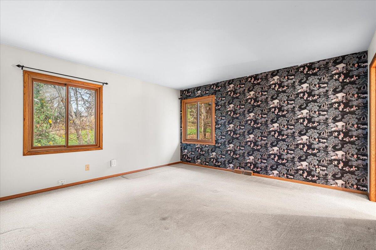 7525 North Redwood Road Glendale, WI 53209 - Photo 17 of 29 14'3" x 13'9" Primary Bedroom