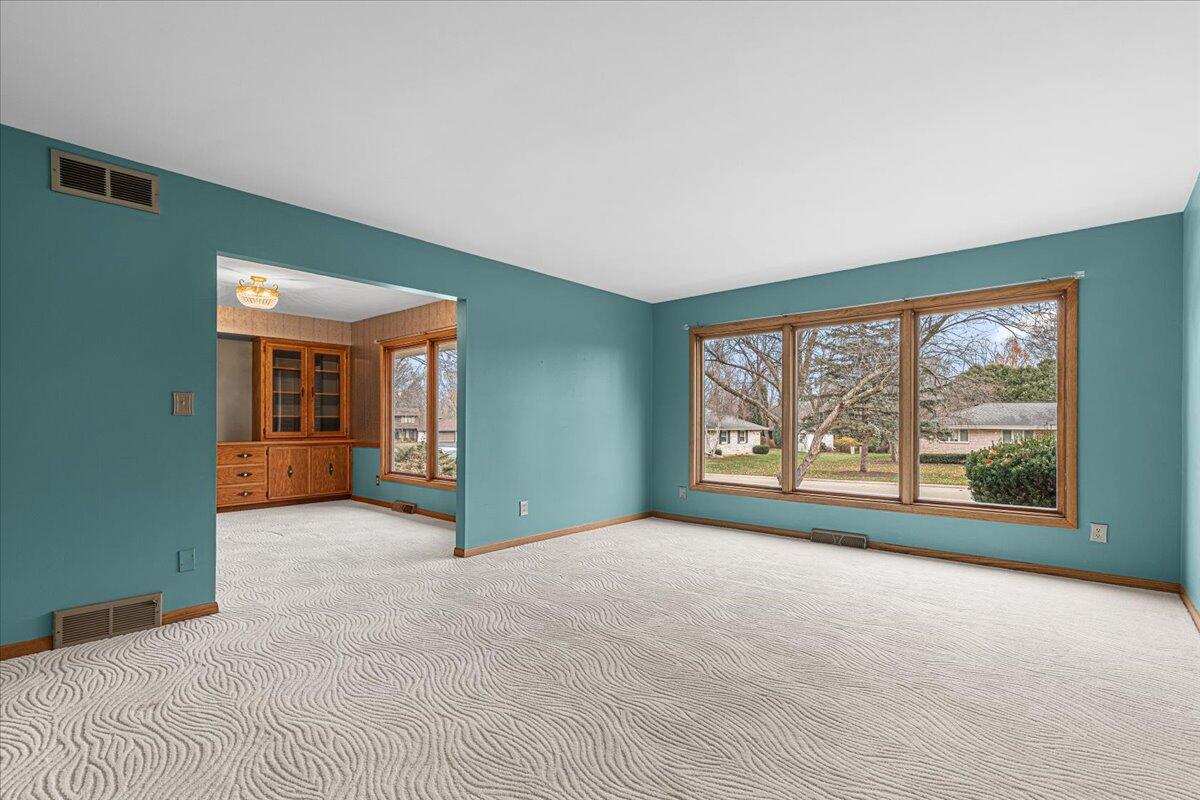 7525 North Redwood Road Glendale, WI 53209 - Photo 3 of 29 Spacious Bright Living Room