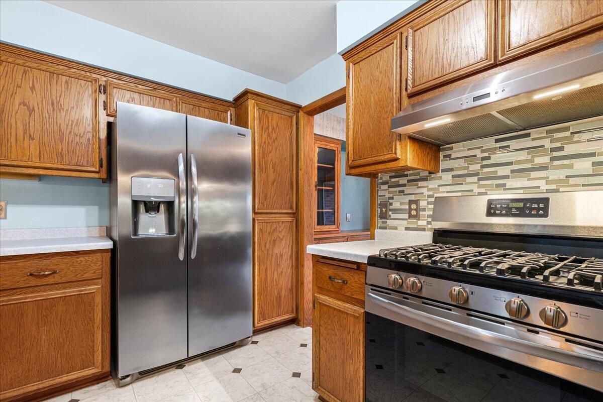 7525 North Redwood Road Glendale, WI 53209 - Photo 7 of 29 Newer Stainless Appliances