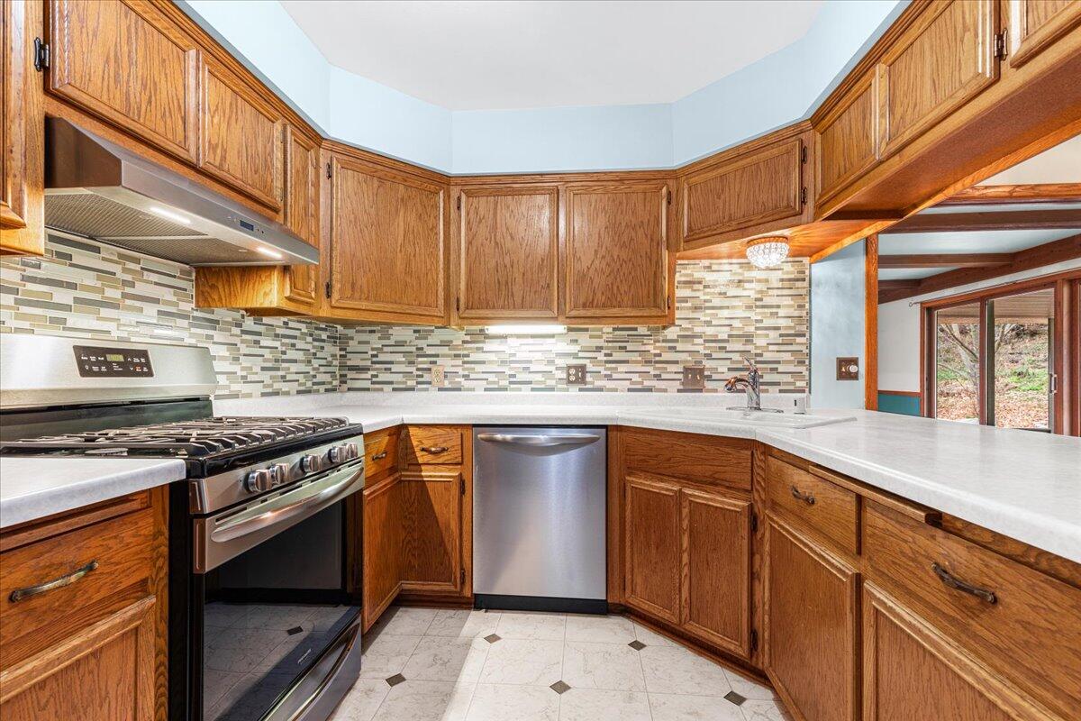 7525 North Redwood Road Glendale, WI 53209 - Photo 8 of 29 Glass Backsplash & Sparkling Stainless