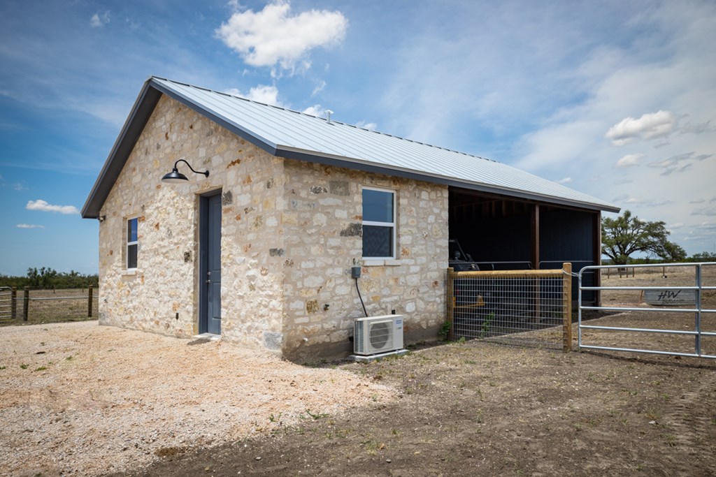 369 Gold-Schaefer Road Fredericksburg, TX 78624 - Photo 3 of 20