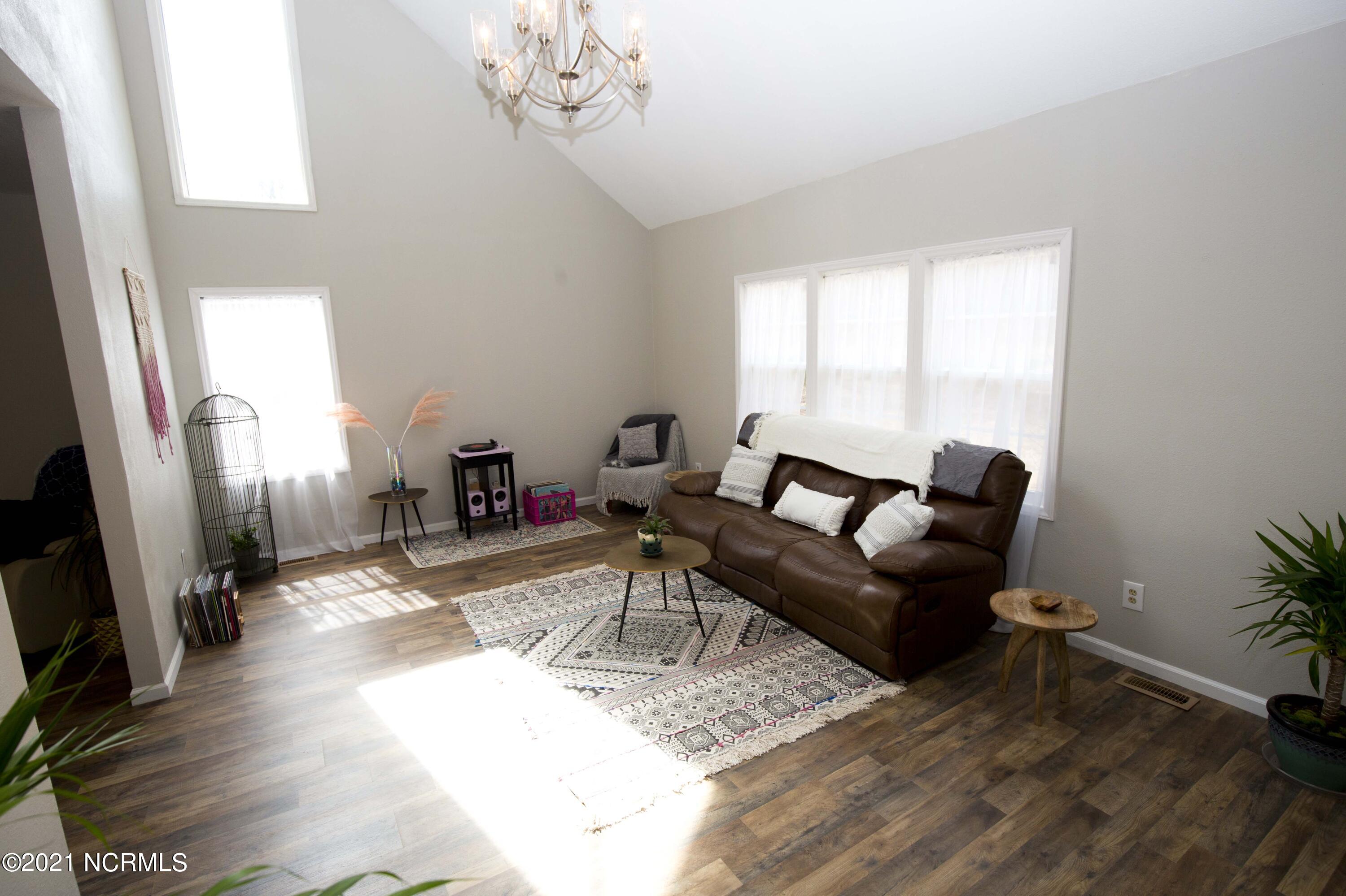 206 Hyman Road New Bern, NC 28562 - Photo 12 of 38 Living Room