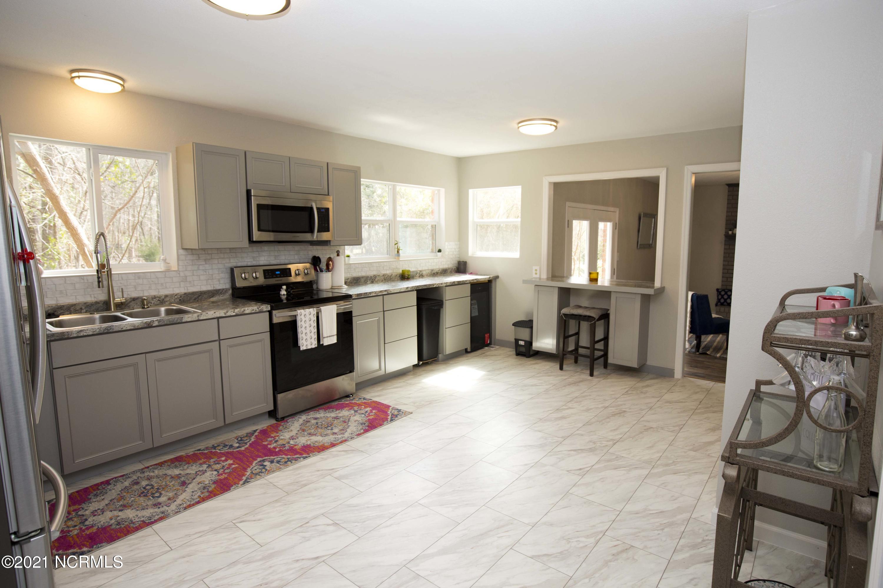 206 Hyman Road New Bern, NC 28562 - Photo 2 of 38 4M9A1156
