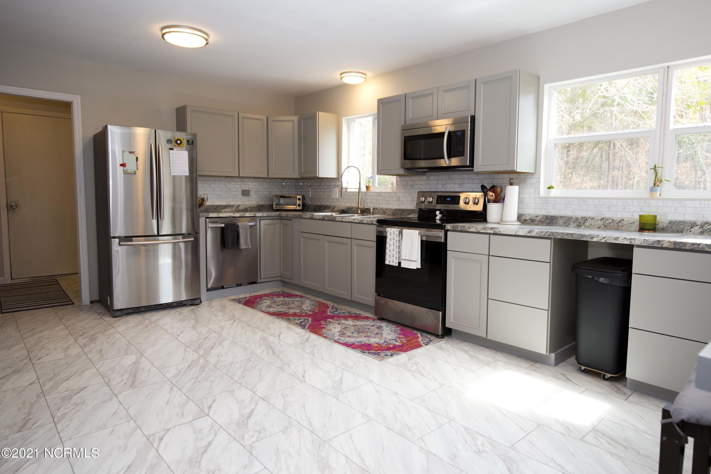 206 Hyman Road New Bern, NC 28562 - Photo 4 of 38 4M9A1158