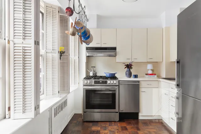 $575,000 | 120 East 36th Street, Unit 9A | Murray Hill