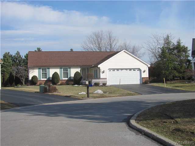 712 Robin Road Amherst, NY 14228 - Photo 1 of 1 Exterior Front