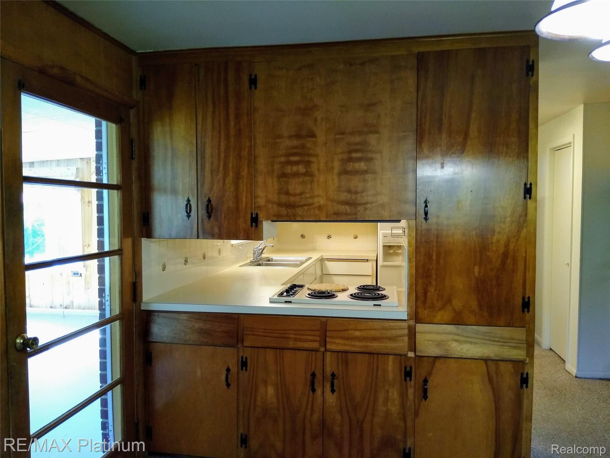 1555 Chilson Road Howell, MI 48843 - Photo 14 of 47 Kitchen/dining room pass-thru