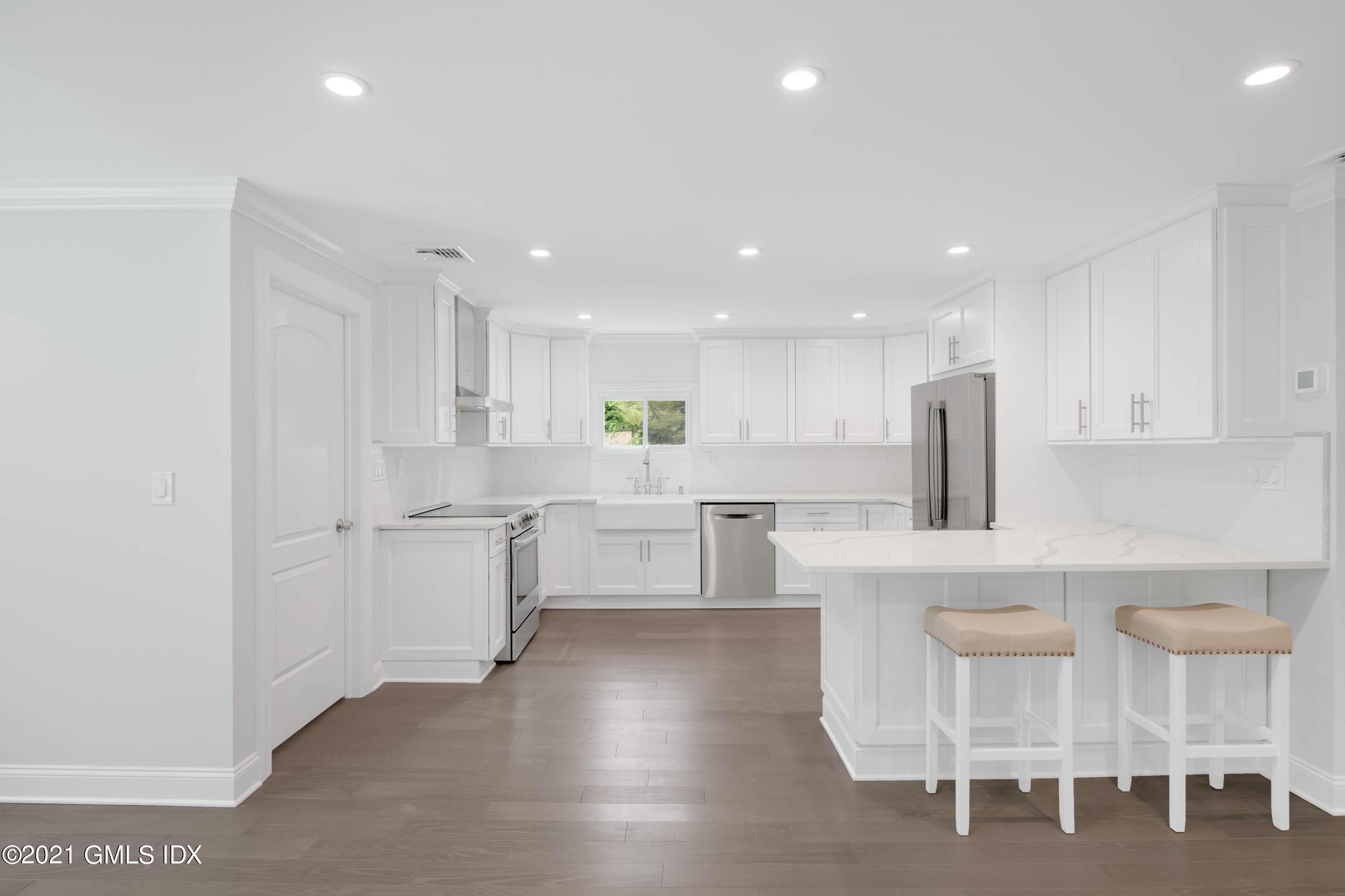 142 Old Mill Road Greenwich, CT 06831 - Photo 10 of 26 5 Open Kitchen VS